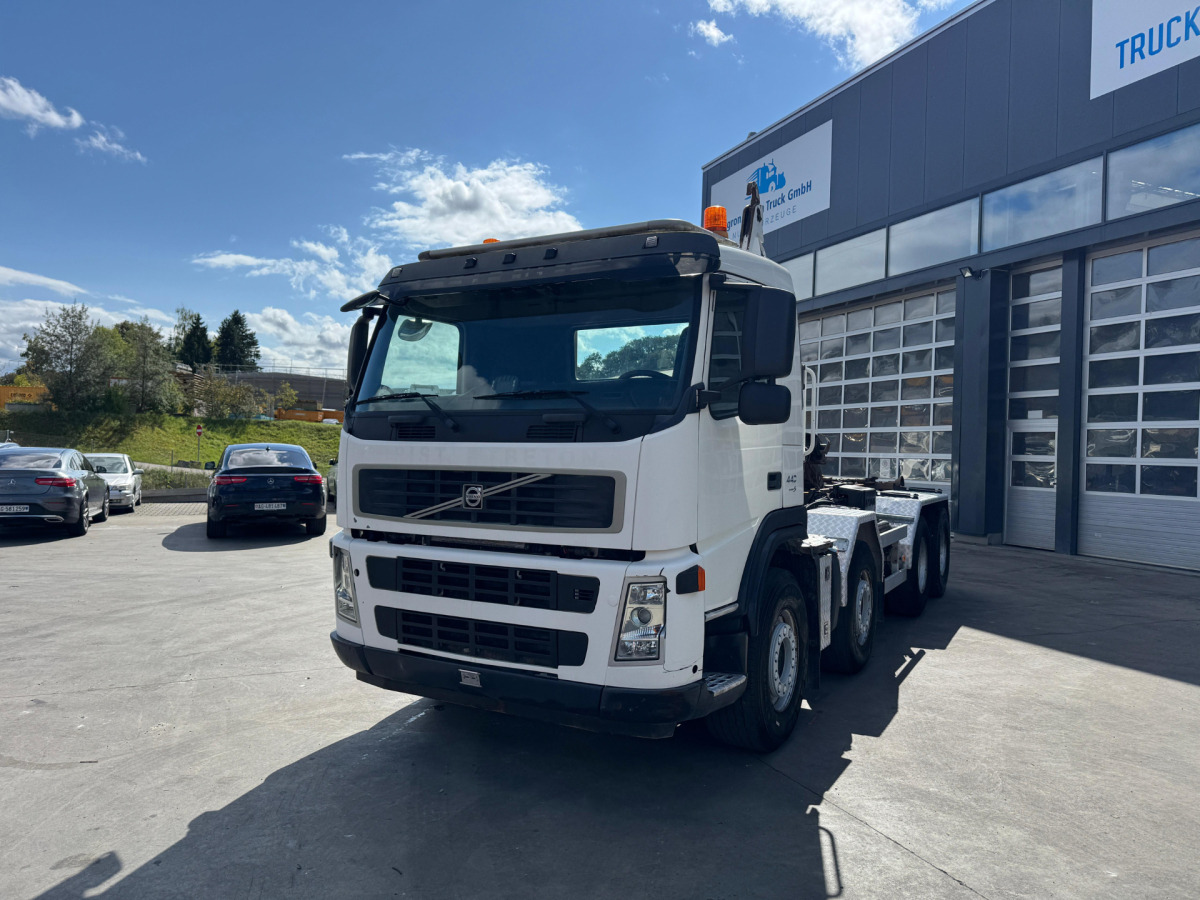 VOLVO FM-440 8x4 Hiab 25T AHK - Camión multibasculante: foto 1 VOLVO FM-440 8x4 Hiab 25T AHK - Camión multibasculante: foto 1