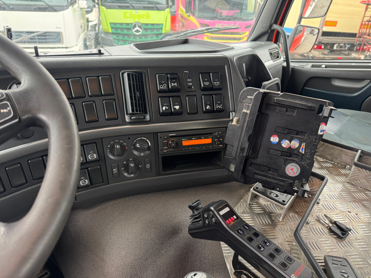 Camión multibasculante VOLVO FMX-500 8x4 Hiab 26T: foto 15