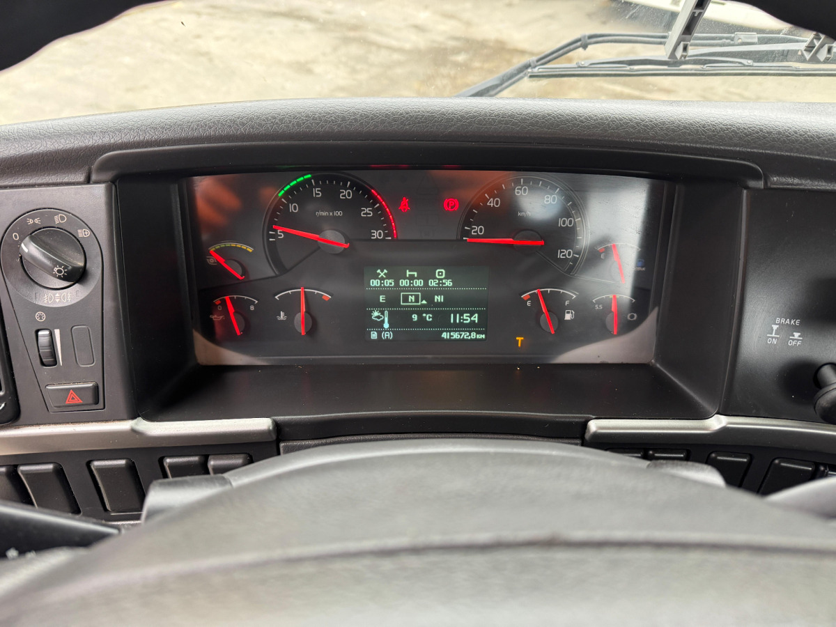 Camión multibasculante VOLVO FMX-500 8x4 Hiab 26T: foto 16