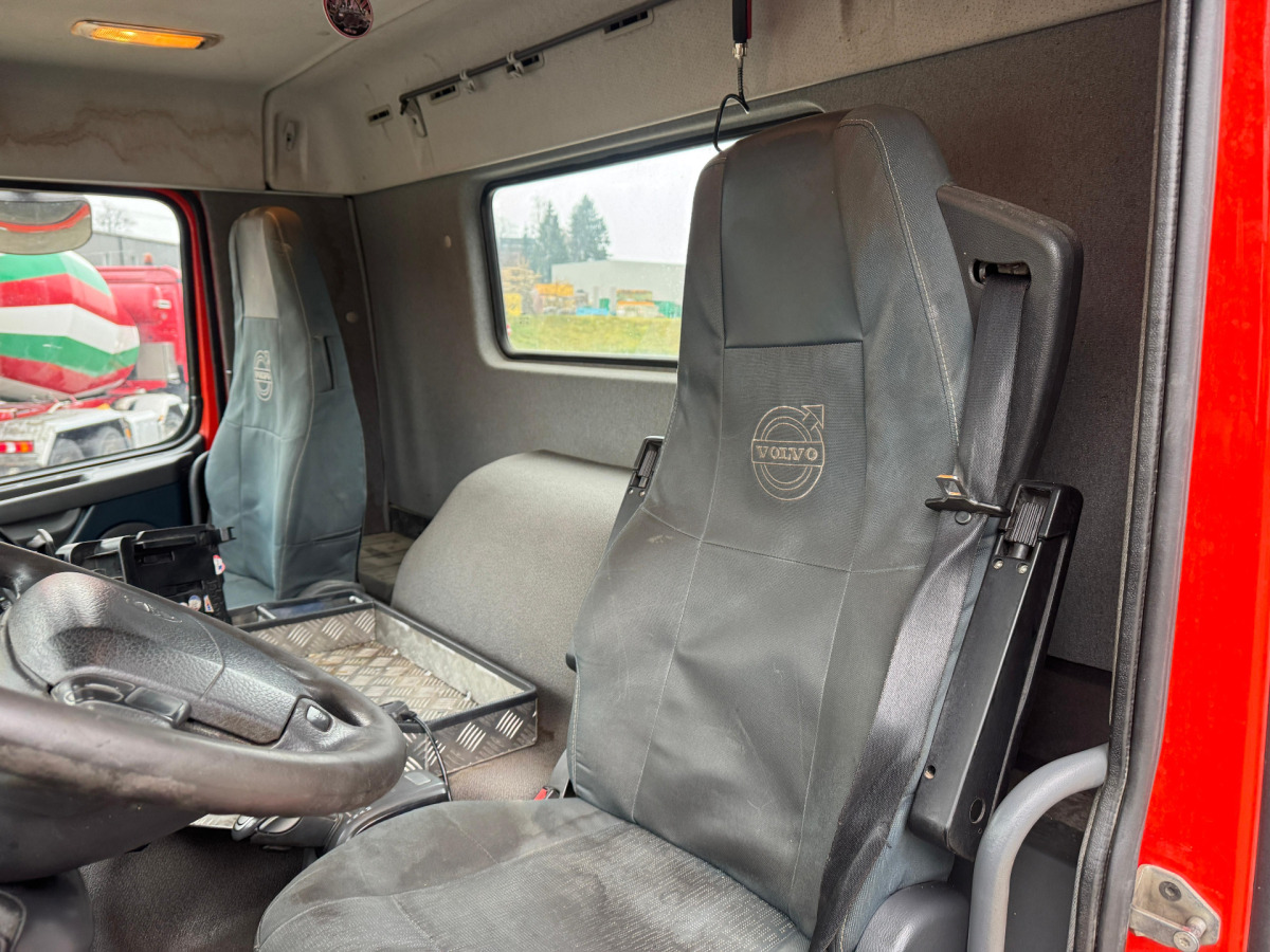 Camión multibasculante VOLVO FMX-500 8x4 Hiab 26T: foto 13