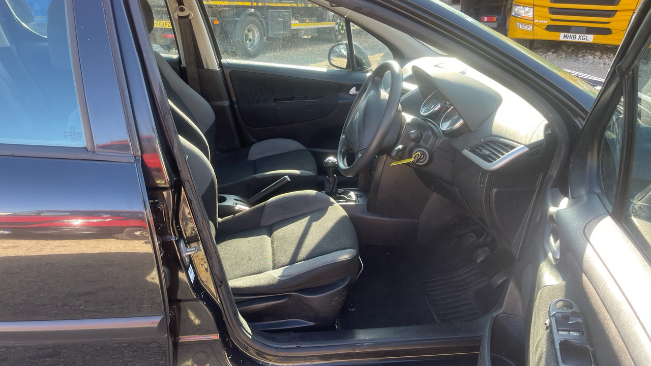 PEUGEOT 207 1.4 16V S - Hatchback: foto 5 PEUGEOT 207 1.4 16V S - Hatchback: foto 5