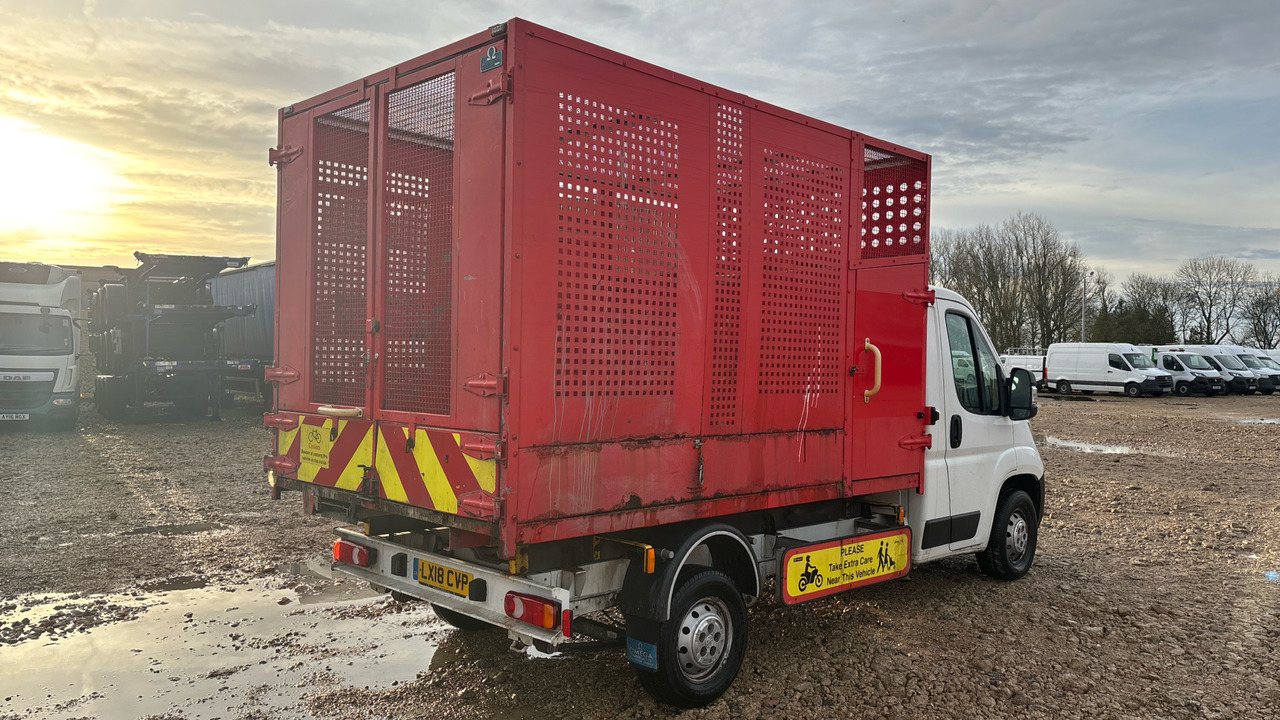 PEUGEOT BOXER 335 2.0 BLUEHDI 130PS PLUS - Furgoneta basculante: foto 4 PEUGEOT BOXER 335 2.0 BLUEHDI 130PS PLUS - Furgoneta basculante: foto 4