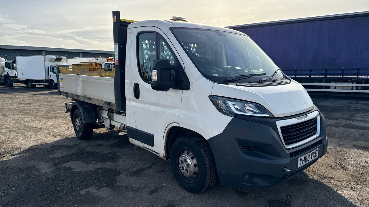 PEUGEOT BOXER 355 2.0 BlueHDi 130ps - Furgoneta basculante: foto 2 PEUGEOT BOXER 355 2.0 BlueHDi 130ps - Furgoneta basculante: foto 2