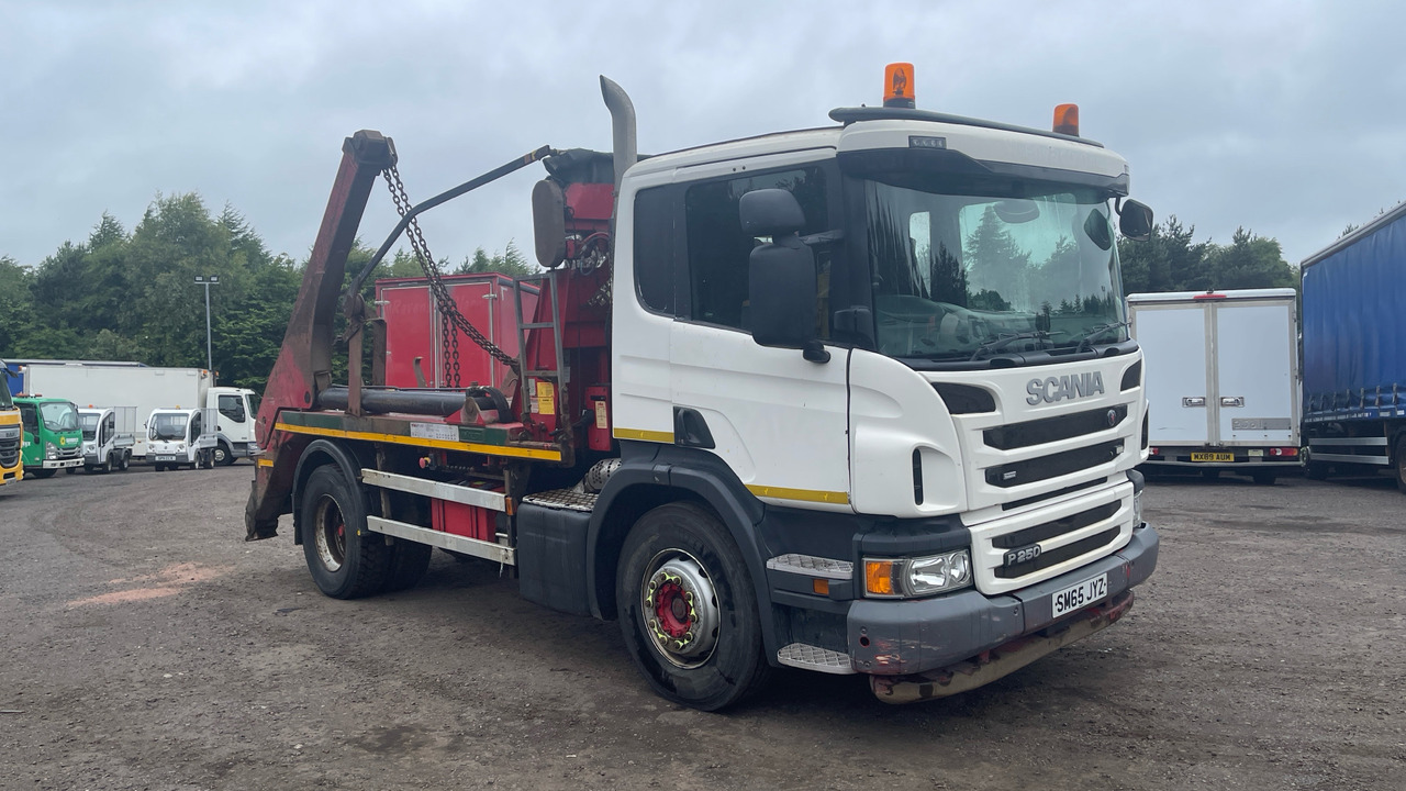 SCANIA P 250 - Camión portacontenedor de cadenas: foto 1 SCANIA P 250 - Camión portacontenedor de cadenas: foto 1