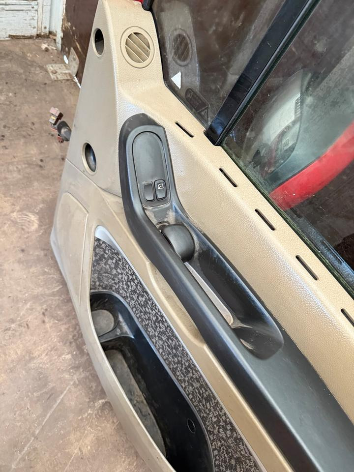 DAF XF 105,460 Beifahrertür Rot Spiegel Innenverkleidung LN 46 - Puerta y piezas para Camión: foto 5 DAF XF 105,460 Beifahrertür Rot Spiegel Innenverkleidung LN 46 - Puerta y piezas para Camión: foto 5