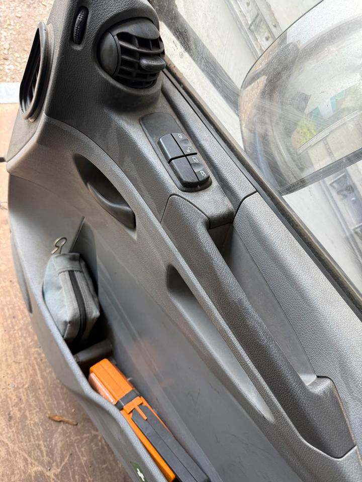 Mercedes Atego 2 Beifahrertür Blau Spiegel Innenverkleidung LN 68 - Puerta y piezas para Camión: foto 3 Mercedes Atego 2 Beifahrertür Blau Spiegel Innenverkleidung LN 68 - Puerta y piezas para Camión: foto 3