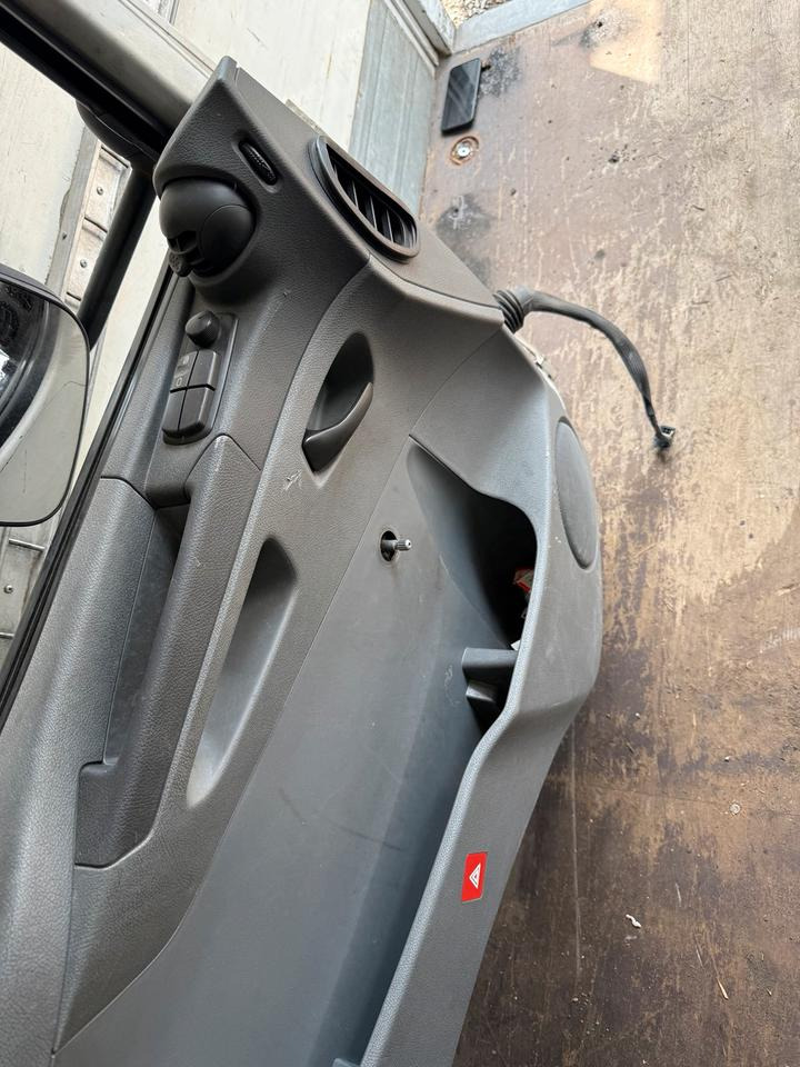 Mercedes Atego 2 Fahrertür Weiße Spiegel Innenverkleidung LN 72 - Puerta y piezas para Camión: foto 4 Mercedes Atego 2 Fahrertür Weiße Spiegel Innenverkleidung LN 72 - Puerta y piezas para Camión: foto 4