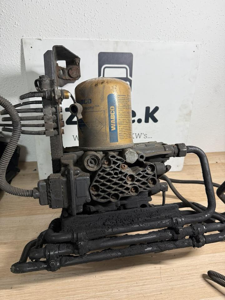 Mercedes KNORR-BREMSE Lufttrockner A0014460464 K078213 - Accesorio de freno para Camión: foto 2 Mercedes KNORR-BREMSE Lufttrockner A0014460464 K078213 - Accesorio de freno para Camión: foto 2