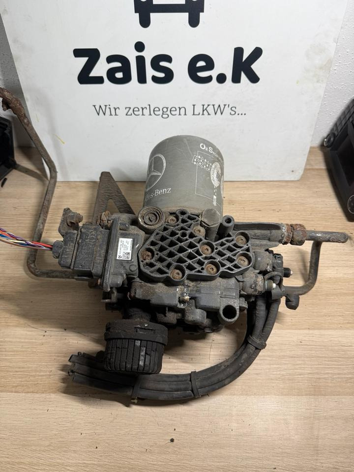 Mercedes KNORR-BREMSE Lufttrockner A0014461764 K102143 - Accesorio de freno para Camión: foto 1 Mercedes KNORR-BREMSE Lufttrockner A0014461764 K102143 - Accesorio de freno para Camión: foto 1