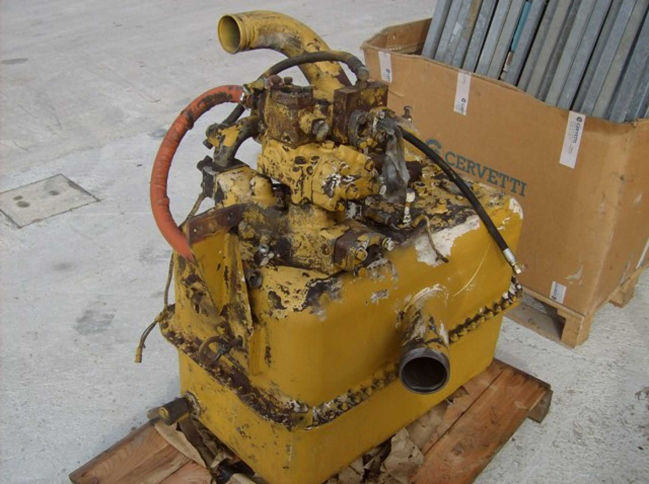 Caterpillar 966F II SERBATOIO - Carrocería y exterior para Maquinaria de construcción: foto 1 Caterpillar 966F II SERBATOIO - Carrocería y exterior para Maquinaria de construcción: foto 1