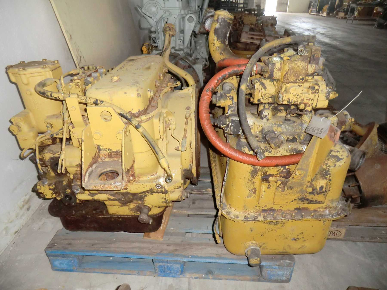 Caterpillar 966F II SERBATOIO - Carrocería y exterior para Maquinaria de construcción: foto 4 Caterpillar 966F II SERBATOIO - Carrocería y exterior para Maquinaria de construcción: foto 4