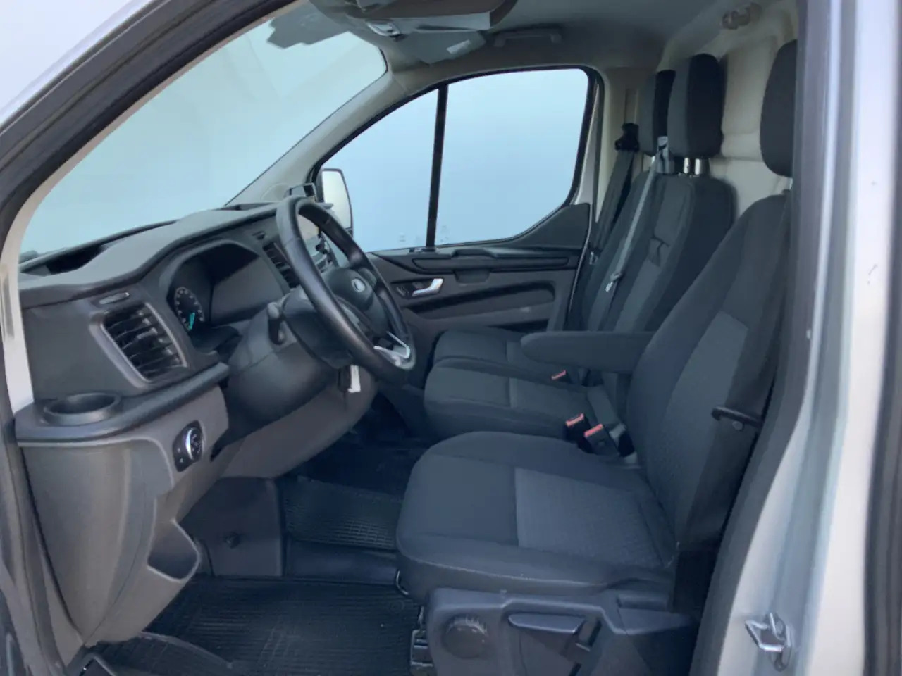 Ford Transit Custom 300 2.0 TDCI L1H1 Limited Airco Cruise Camera 3 Zi - Furgón: foto 4 Ford Transit Custom 300 2.0 TDCI L1H1 Limited Airco Cruise Camera 3 Zi - Furgón: foto 4