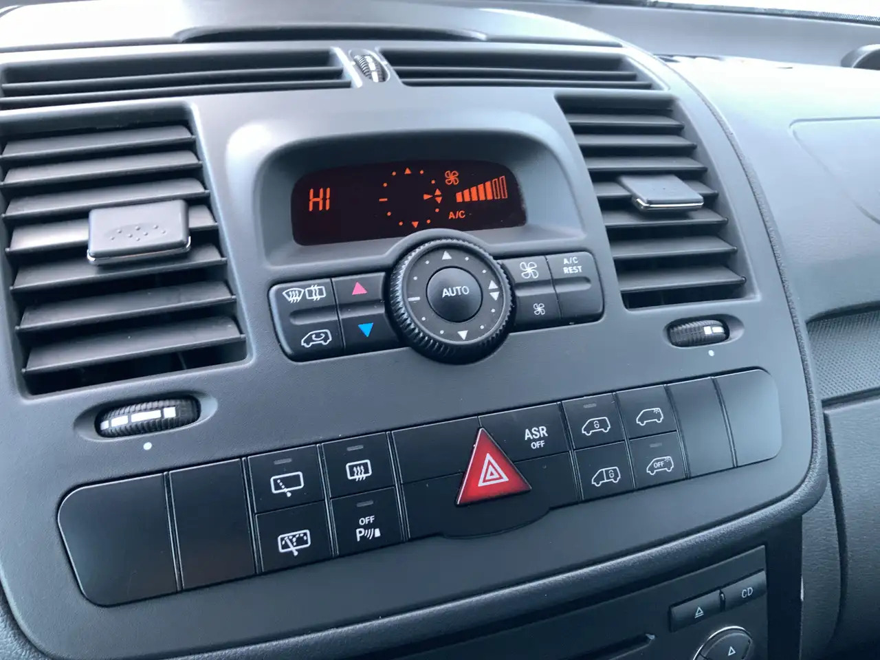 Mercedes-Benz Vito 122 CDI 320 Automaat Airco 2 Zits Leer Trekhaak 20 - Furgón: foto 4 Mercedes-Benz Vito 122 CDI 320 Automaat Airco 2 Zits Leer Trekhaak 20 - Furgón: foto 4