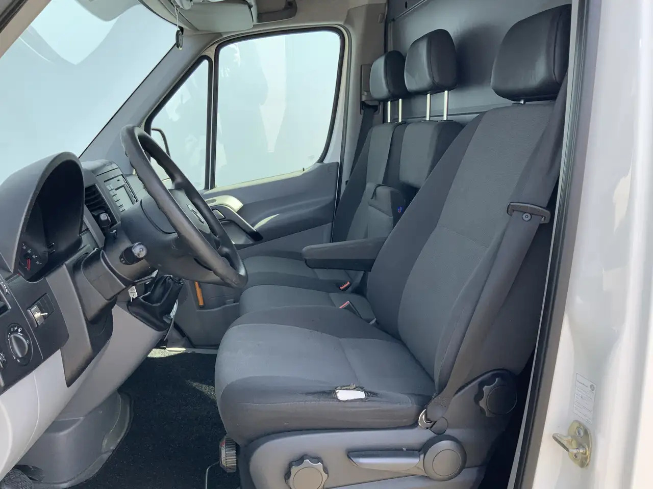 Volkswagen Crafter 35 2.0 TDI L1H1 Airco Cruise 3 Zits Trekhaak 2000 - Furgón: foto 4 Volkswagen Crafter 35 2.0 TDI L1H1 Airco Cruise 3 Zits Trekhaak 2000 - Furgón: foto 4