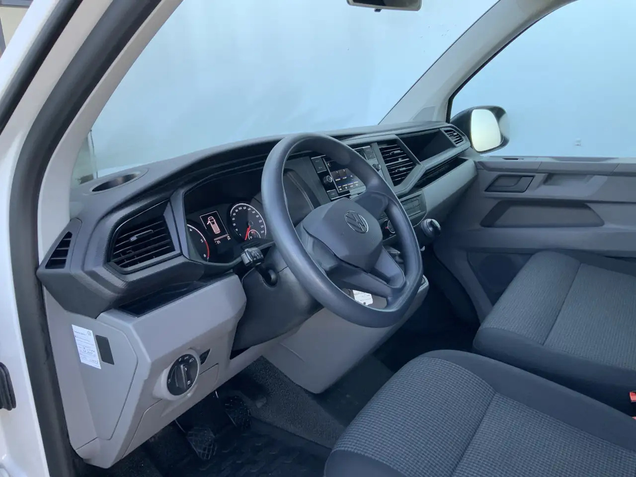 Volkswagen T6.1 Transporter 2.0 TDI L1H1 26 Economy Business - Furgón: foto 5 Volkswagen T6.1 Transporter 2.0 TDI L1H1 26 Economy Business - Furgón: foto 5