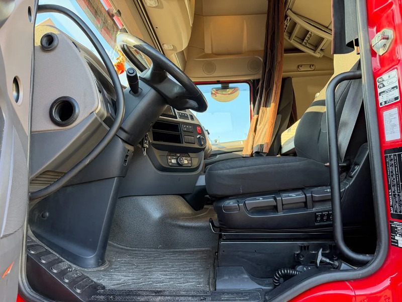 DAF XF 530 Super Spacecab Retarder Euro 6 - Cabeza tractora: foto 5 DAF XF 530 Super Spacecab Retarder Euro 6 - Cabeza tractora: foto 5