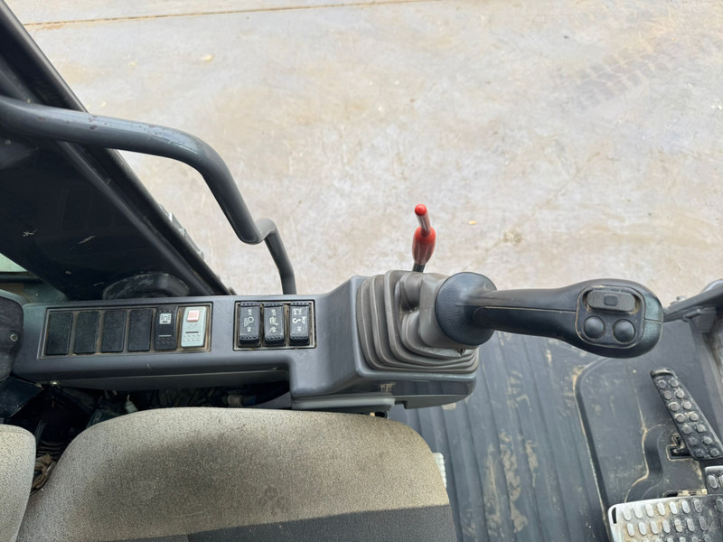 Excavadora de cadenas Hitachi ZX210LC-3: foto 11