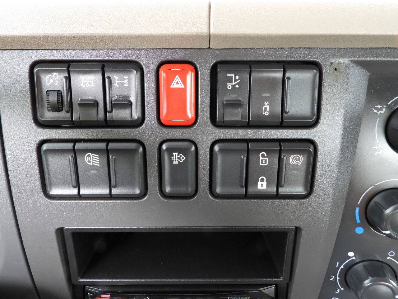 Camión volquete DAF LF 180 THREE-WAY TIPPER CRUISE CONTROL LED LIGHTS AUTOMATIC TRANSMISSION  TWIN WHEELS AIR CONDITIONING  180HP: foto 42