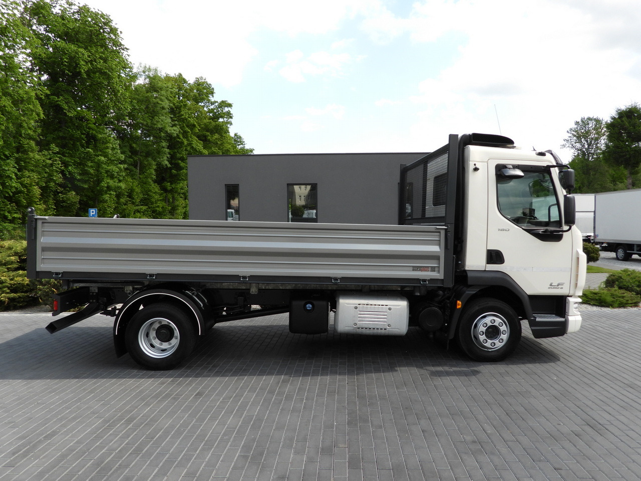 Camión volquete DAF LF 180 THREE-WAY TIPPER CRUISE CONTROL LED LIGHTS AUTOMATIC TRANSMISSION  TWIN WHEELS AIR CONDITIONING  180HP: foto 7