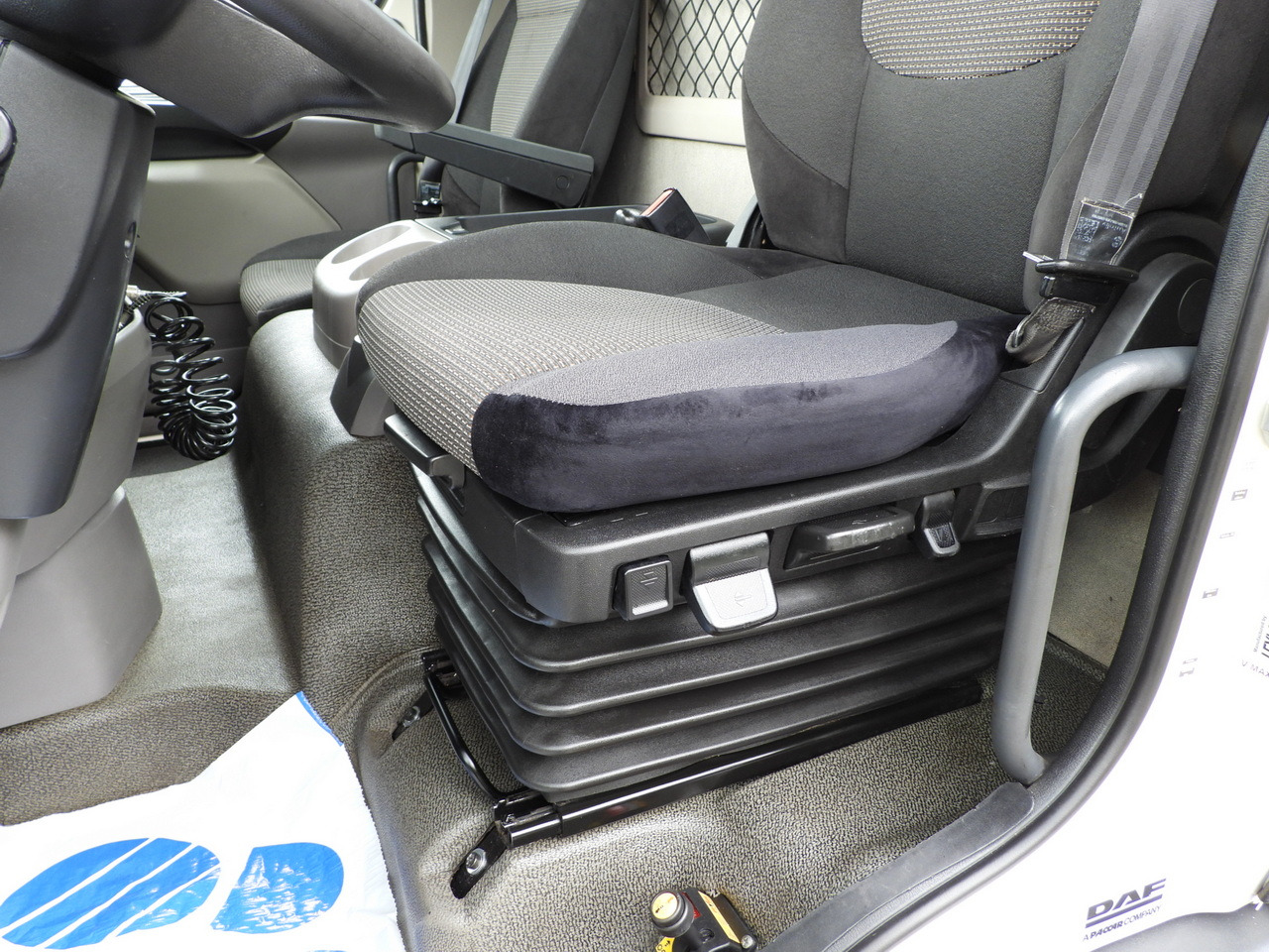 Camión volquete DAF LF 180 THREE-WAY TIPPER CRUISE CONTROL LED LIGHTS AUTOMATIC TRANSMISSION  TWIN WHEELS AIR CONDITIONING  180HP: foto 32