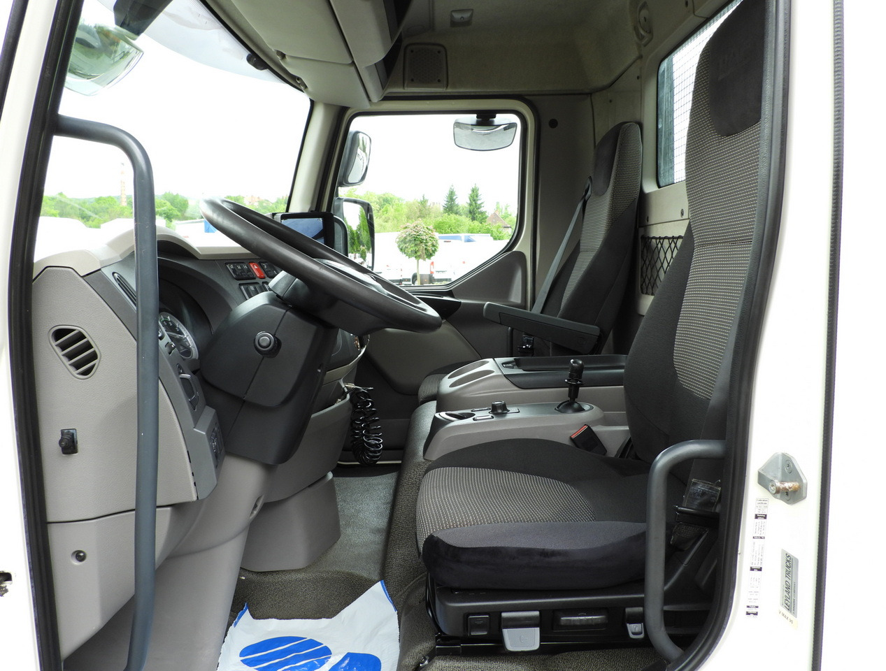 Camión volquete DAF LF 180 THREE-WAY TIPPER CRUISE CONTROL LED LIGHTS AUTOMATIC TRANSMISSION  TWIN WHEELS AIR CONDITIONING  180HP: foto 31