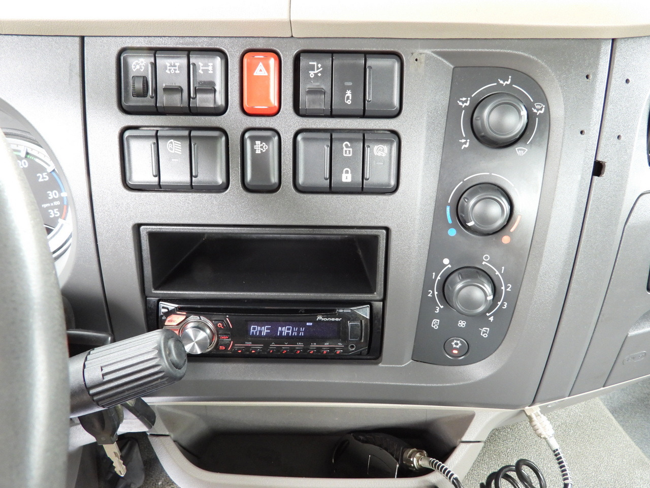 Camión volquete DAF LF 180 THREE-WAY TIPPER CRUISE CONTROL LED LIGHTS AUTOMATIC TRANSMISSION  TWIN WHEELS AIR CONDITIONING  180HP: foto 40