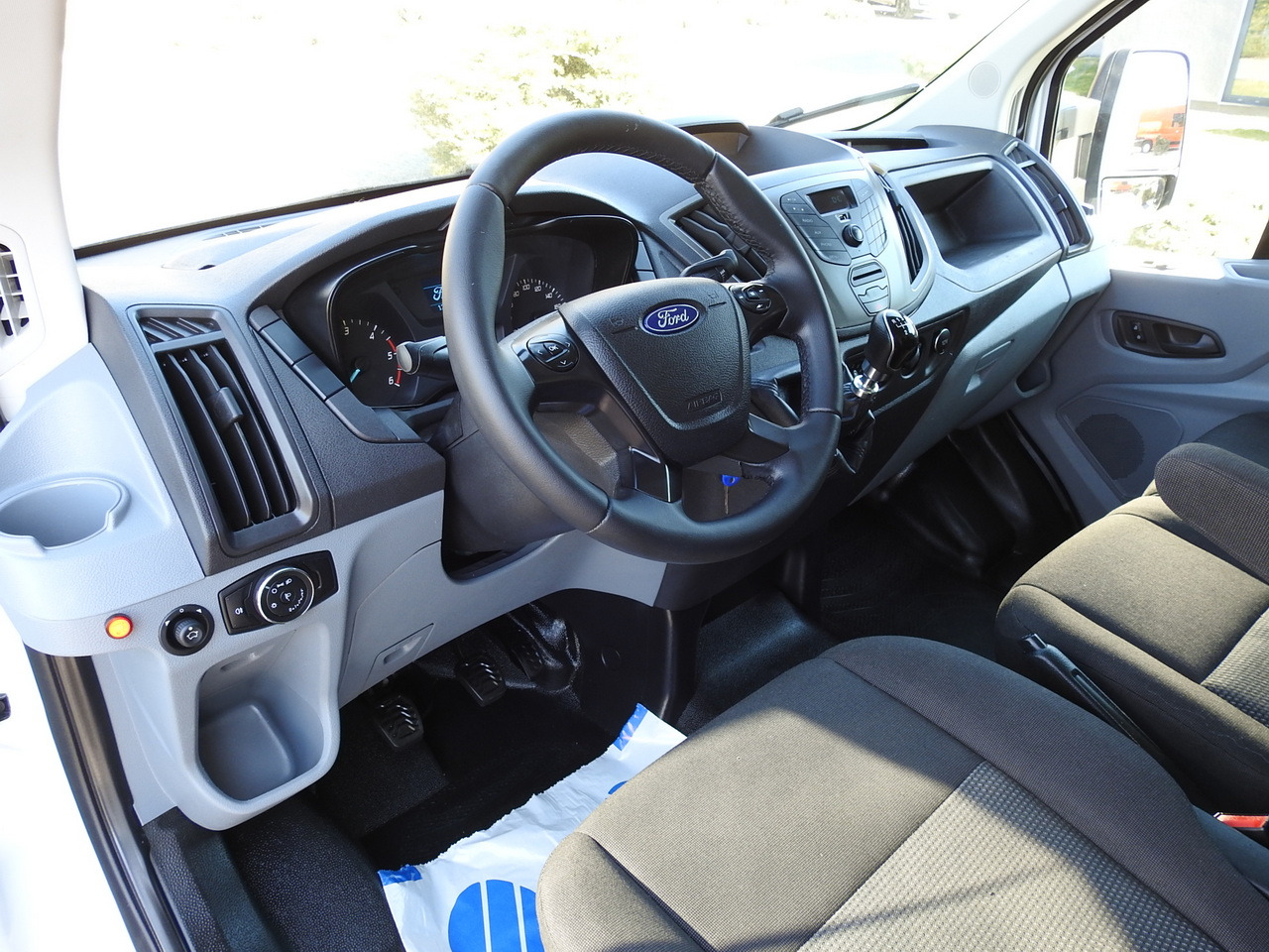 FORD TRANSIT  BOX LIFT 8 PALLETS TWIN WHEELS AIR CONDITIONING  130HP - Furgoneta frigorifica: foto 2 FORD TRANSIT  BOX LIFT 8 PALLETS TWIN WHEELS AIR CONDITIONING  130HP - Furgoneta frigorifica: foto 2