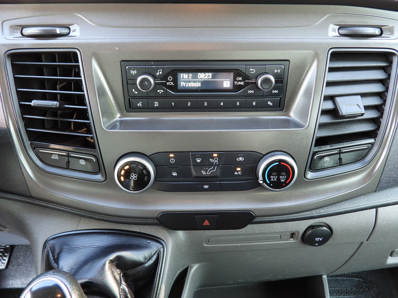 Leasing de FORD TRANSIT STAKE BODY DOUBLE CABIN DOKA 7 SEATS TWIN WHEELS AIR CONDITIONING  130HP FORD TRANSIT STAKE BODY DOUBLE CABIN DOKA 7 SEATS TWIN WHEELS AIR CONDITIONING  130HP: foto 32