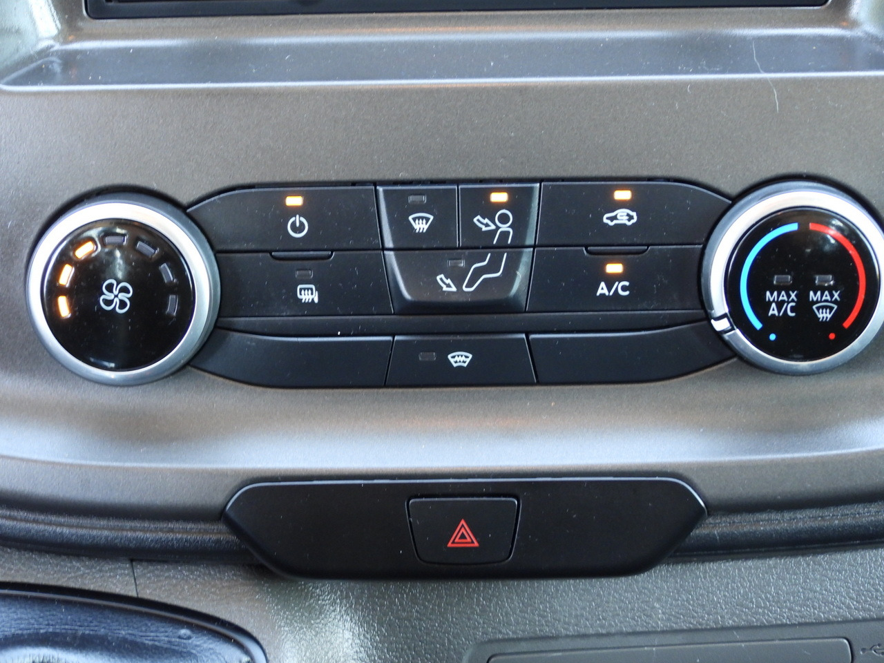 Leasing de FORD TRANSIT STAKE BODY DOUBLE CABIN DOKA 7 SEATS TWIN WHEELS AIR CONDITIONING  130HP FORD TRANSIT STAKE BODY DOUBLE CABIN DOKA 7 SEATS TWIN WHEELS AIR CONDITIONING  130HP: foto 33