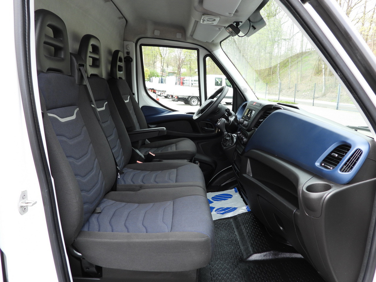 Furgoneta frigorifica IVECO DAILY 35S14 REFRIGERATOR VAN 0*C POWER SUPPLY 230V CRUISE CONTROL AUTOMATIC TRANSMISSION HI-MATIC AIR CONDITIONING  140HP: foto 46