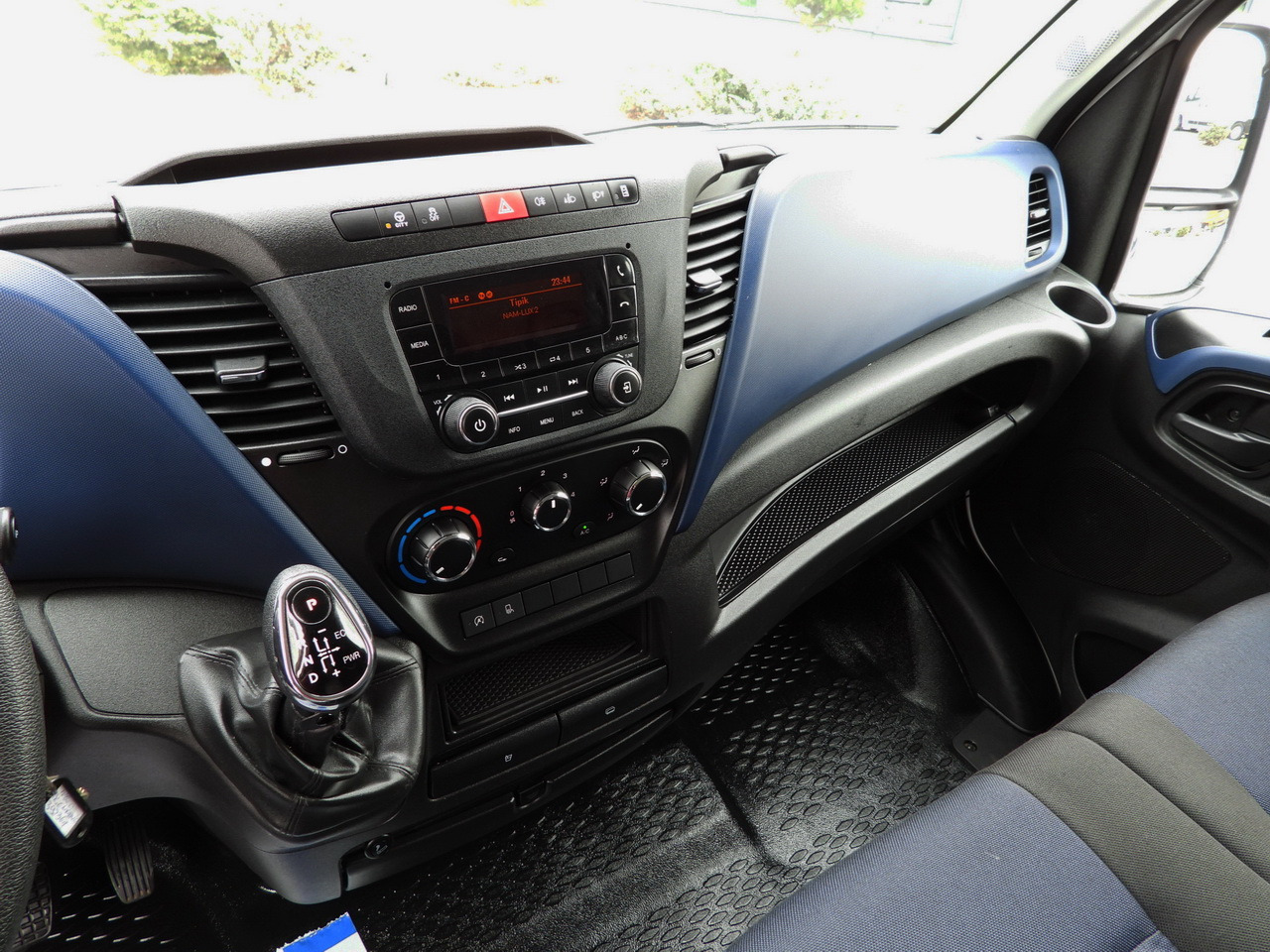 Furgoneta frigorifica IVECO DAILY 35S14 REFRIGERATOR VAN 0*C POWER SUPPLY 230V CRUISE CONTROL AUTOMATIC TRANSMISSION HI-MATIC AIR CONDITIONING  140HP: foto 40