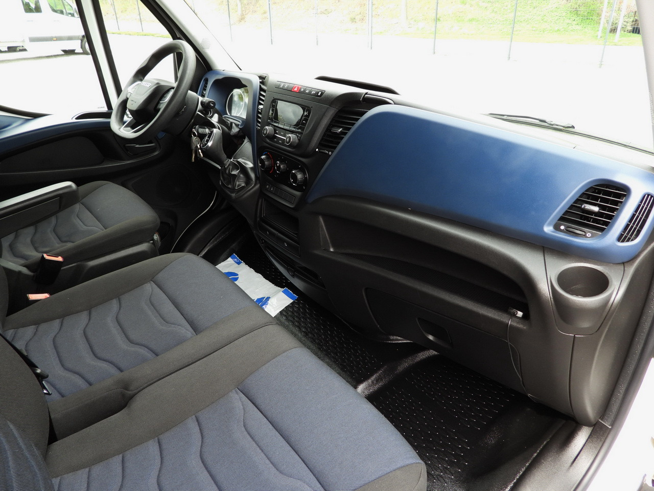 Furgoneta frigorifica IVECO DAILY 35S14 REFRIGERATOR VAN 0*C POWER SUPPLY 230V CRUISE CONTROL AUTOMATIC TRANSMISSION HI-MATIC AIR CONDITIONING  140HP: foto 48