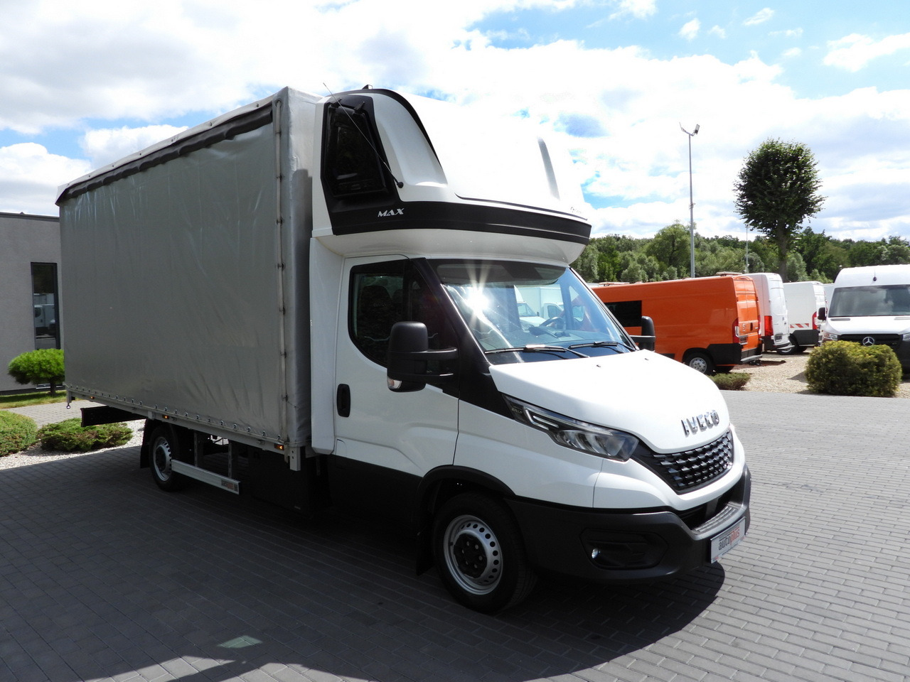 IVECO DAILY 35S18 TARPAULIN 10 PALLETS WEBASTO CRUISE CONTROL NAVIGATION LED LIGHTS AIR CONDITIONING 180HP - Furgoneta con lona: foto 4 IVECO DAILY 35S18 TARPAULIN 10 PALLETS WEBASTO CRUISE CONTROL NAVIGATION LED LIGHTS AIR CONDITIONING 180HP - Furgoneta con lona: foto 4