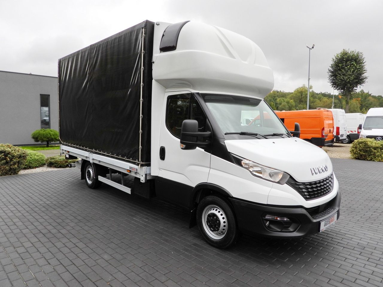 IVECO DAILY 35S18 TARPAULIN LIFT 8 PALLETS WEBASTO CRUISE CONTROL AIR CONDITIONING 180HP - Furgoneta con lona: foto 4 IVECO DAILY 35S18 TARPAULIN LIFT 8 PALLETS WEBASTO CRUISE CONTROL AIR CONDITIONING 180HP - Furgoneta con lona: foto 4