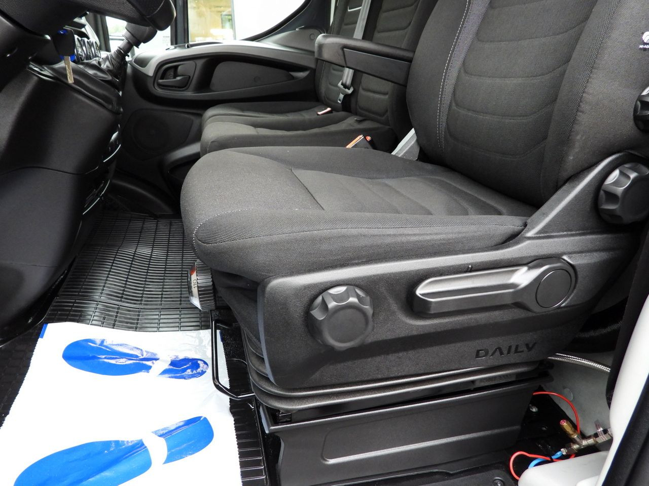 Furgoneta con lona IVECO DAILY 50C18 TARPAULIN 14 PALLETS WEBASTO CRUISE CONTROL PNEUMATICS TWIN WHEELS AIR CONDITIONING  180HP: foto 33