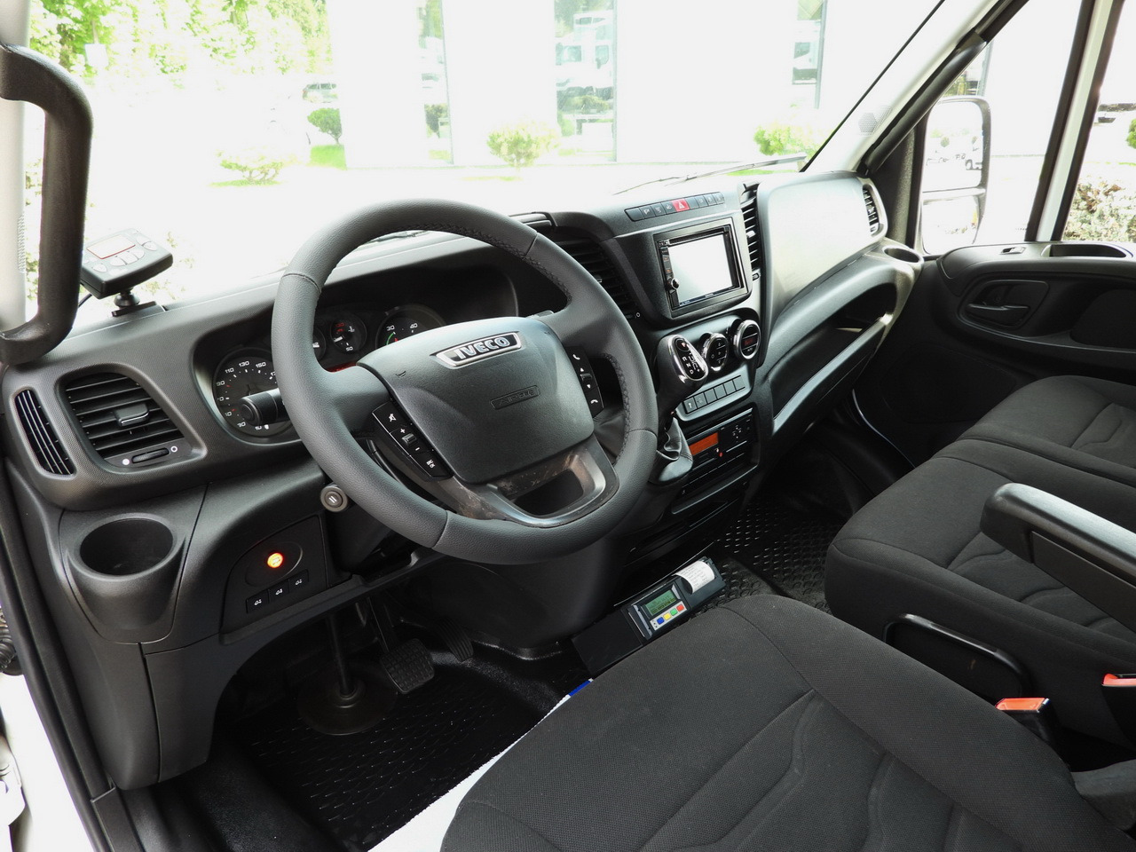 IVECO DAILY 70C17 REFRIGERATOR 1*C LIFT 10 PALLETS POWER SUPPLY 230V CRUISE CONTROL AIR CONDITIONING PNEUMATICS AUTOMATIC TRANSMISSION HI-MATIC TWIN WHEELS 170HP - Camión frigorífico: foto 2 IVECO DAILY 70C17 REFRIGERATOR 1*C LIFT 10 PALLETS POWER SUPPLY 230V CRUISE CONTROL AIR CONDITIONING PNEUMATICS AUTOMATIC TRANSMISSION HI-MATIC TWIN WHEELS 170HP - Camión frigorífico: foto 2