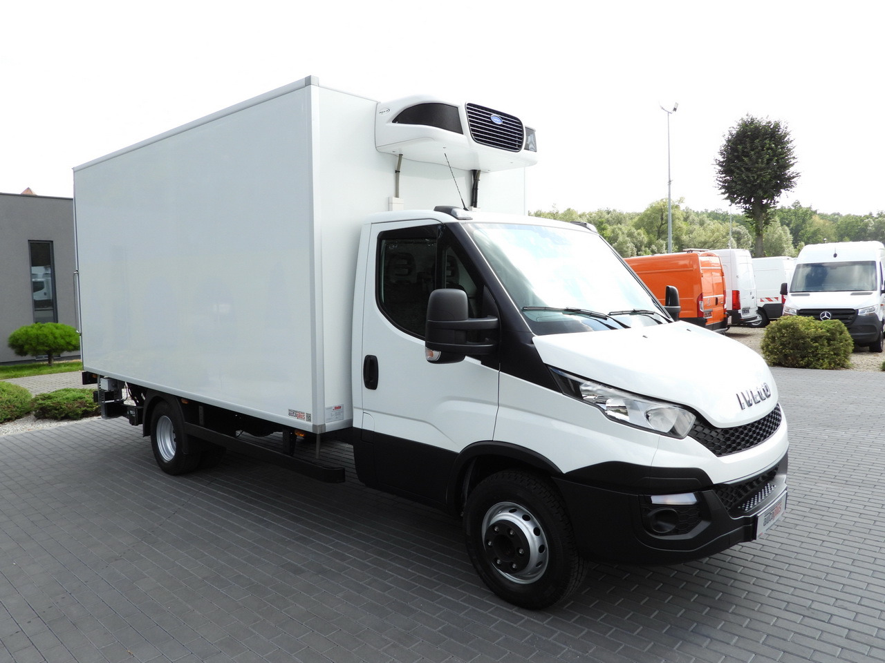 IVECO DAILY 70C17 REFRIGERATOR 1*C LIFT 10 PALLETS POWER SUPPLY 230V CRUISE CONTROL AIR CONDITIONING PNEUMATICS AUTOMATIC TRANSMISSION HI-MATIC TWIN WHEELS 170HP - Camión frigorífico: foto 4 IVECO DAILY 70C17 REFRIGERATOR 1*C LIFT 10 PALLETS POWER SUPPLY 230V CRUISE CONTROL AIR CONDITIONING PNEUMATICS AUTOMATIC TRANSMISSION HI-MATIC TWIN WHEELS 170HP - Camión frigorífico: foto 4