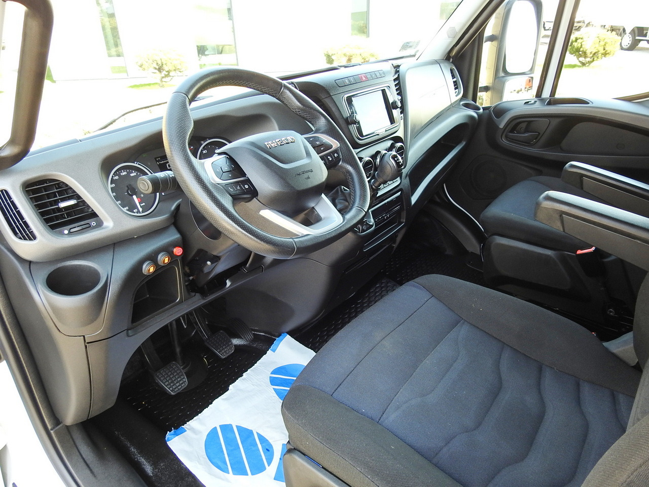 IVECO DAILY 70C18 BOX LIFT 14 PALLETS WEBASTO CRUISE CONTROL NAVIGATION LED LIGHTS TWIN WHEELS AIR CONDITIONING 180HP - Furgoneta caja cerrada: foto 2 IVECO DAILY 70C18 BOX LIFT 14 PALLETS WEBASTO CRUISE CONTROL NAVIGATION LED LIGHTS TWIN WHEELS AIR CONDITIONING 180HP - Furgoneta caja cerrada: foto 2