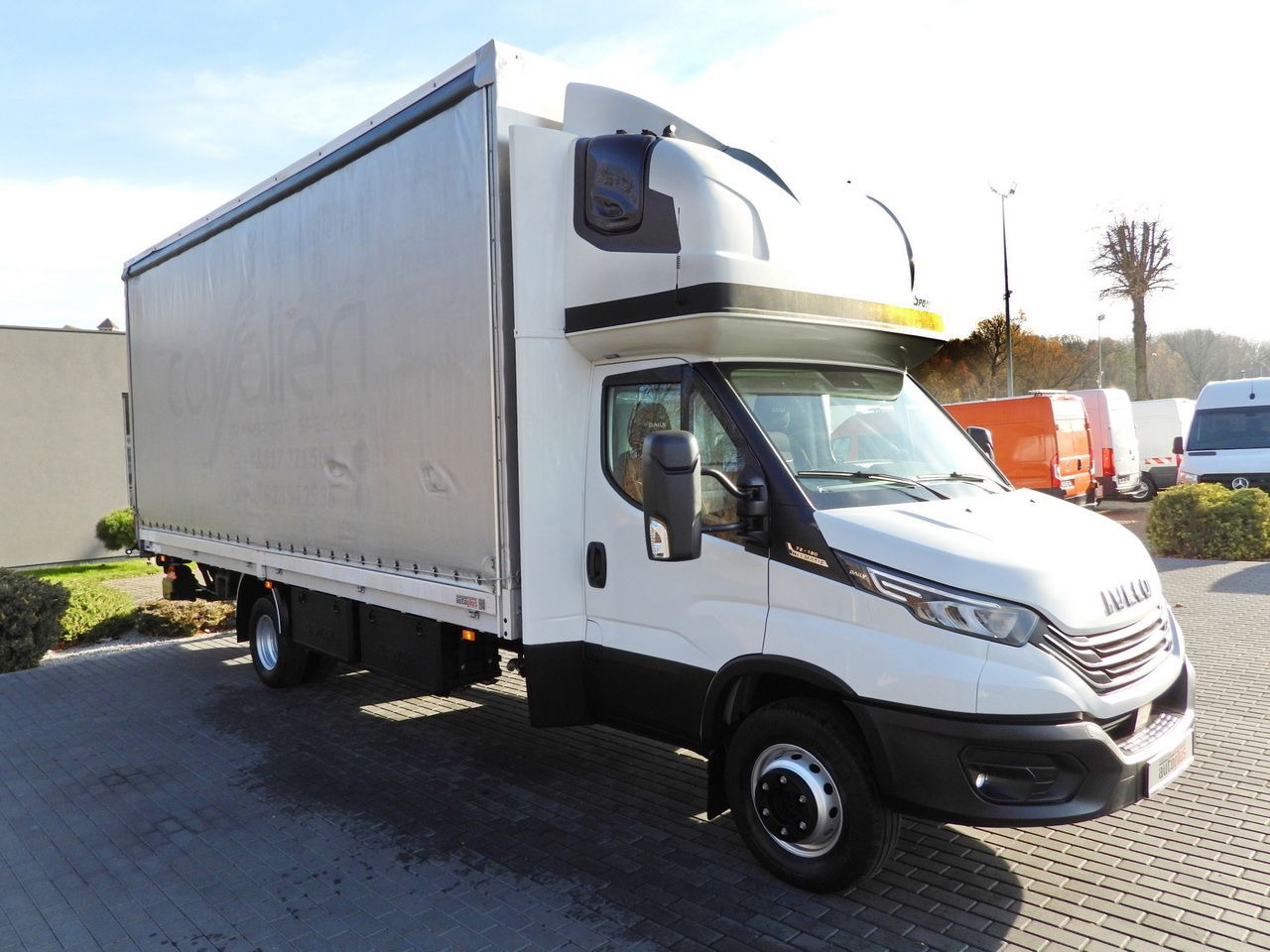 IVECO DAILY 70C18 TARPAULIN LIFT 16 PALLETS WEBASTO CRUISE CONTROL NAVIGATION LED LIGHTS PNEUMATICS AUTOMATIC TRANSMISSION HI-MATIC TWIN WHEELS AIR CONDITIONING 180HP - Furgoneta con lona: foto 4 IVECO DAILY 70C18 TARPAULIN LIFT 16 PALLETS WEBASTO CRUISE CONTROL NAVIGATION LED LIGHTS PNEUMATICS AUTOMATIC TRANSMISSION HI-MATIC TWIN WHEELS AIR CONDITIONING 180HP - Furgoneta con lona: foto 4