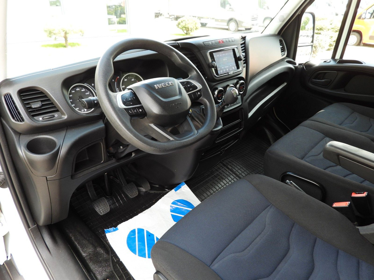 Iveco DAILY 35C16 KOFFER AUFZUG 8 PALETTEN TEMPOMAT Iveco DAILY 35C16 KOFFER AUFZUG 8 PALETTEN TEMPOMAT - Furgoneta caja cerrada: foto 2 Iveco DAILY 35C16 KOFFER AUFZUG 8 PALETTEN TEMPOMAT Iveco DAILY 35C16 KOFFER AUFZUG 8 PALETTEN TEMPOMAT - Furgoneta caja cerrada: foto 2