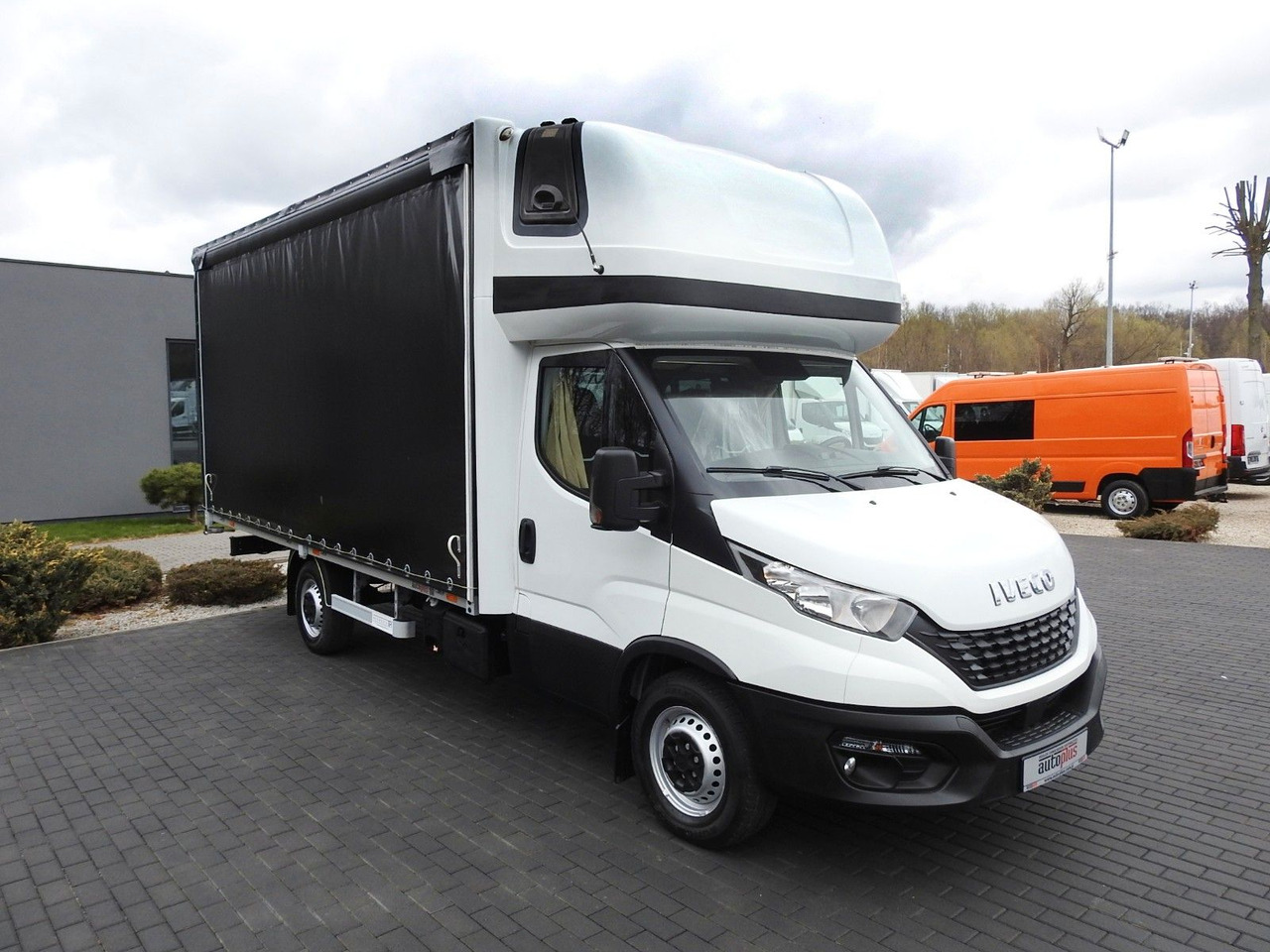 Iveco DAILY 35S18 PRITSCHE PLANE 10 PALETTEN WEBASTO - Furgoneta con lona: foto 4 Iveco DAILY 35S18 PRITSCHE PLANE 10 PALETTEN WEBASTO - Furgoneta con lona: foto 4