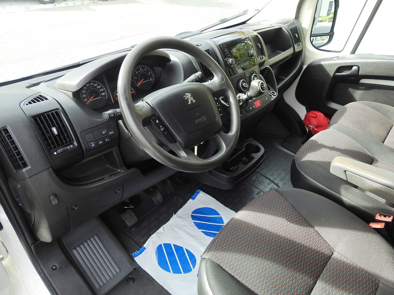 PEUGEOT BOXER STAKE BODY DOUBLE CABIN DOKA 7 SEATS AIR CONDITIONING  140HP - Furgoneta combi: foto 2 PEUGEOT BOXER STAKE BODY DOUBLE CABIN DOKA 7 SEATS AIR CONDITIONING  140HP - Furgoneta combi: foto 2