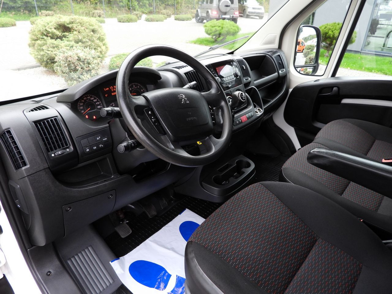 PEUGEOT BOXER STAKE BODY DOUBLE CABIN DOKA 7 SEATS CRUISE CONTROL AIR CONDITIONING 140HP - Furgoneta combi: foto 2 PEUGEOT BOXER STAKE BODY DOUBLE CABIN DOKA 7 SEATS CRUISE CONTROL AIR CONDITIONING 140HP - Furgoneta combi: foto 2