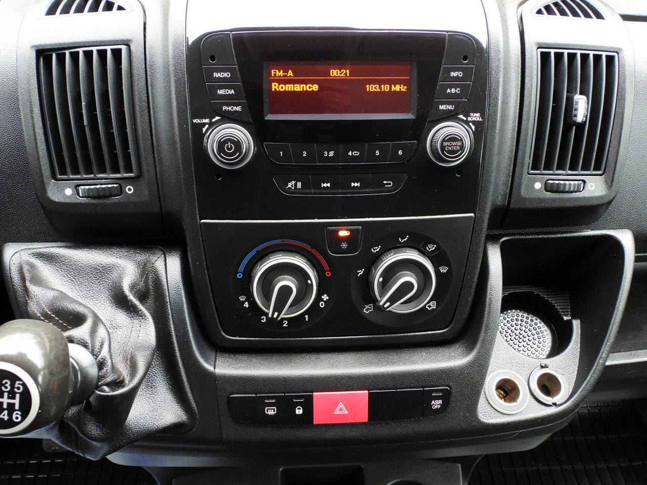 Leasing de PEUGEOT BOXER STAKE BODY DOUBLE CABIN DOKA 7 SEATS CRUISE CONTROL AIR CONDITIONING  140HP PEUGEOT BOXER STAKE BODY DOUBLE CABIN DOKA 7 SEATS CRUISE CONTROL AIR CONDITIONING  140HP: foto 30