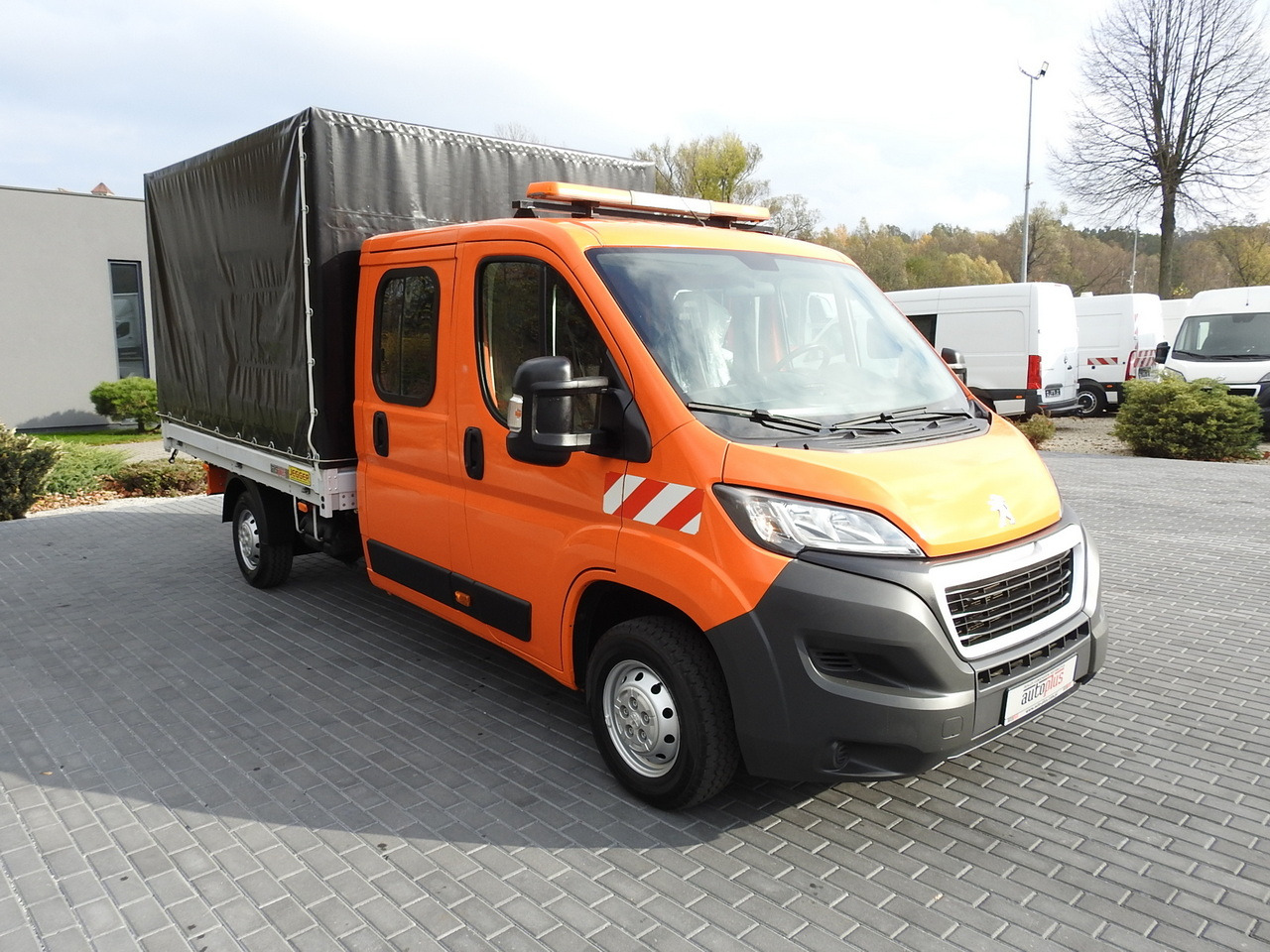 PEUGEOT BOXER STAKE BODY TARPAULIN DOUBLE CABIN DOKA 7 SEATS AIR CONDITIONING PNEUMATICS 140HP - Furgoneta combi: foto 4 PEUGEOT BOXER STAKE BODY TARPAULIN DOUBLE CABIN DOKA 7 SEATS AIR CONDITIONING PNEUMATICS 140HP - Furgoneta combi: foto 4