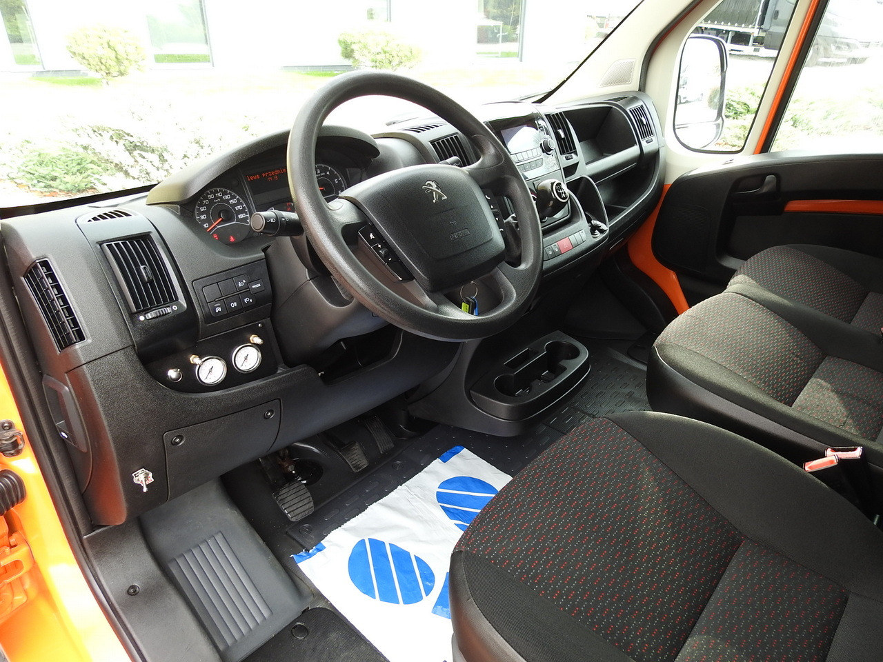 PEUGEOT BOXER STAKE BODY TARPAULIN DOUBLE CABIN DOKA 7 SEATS AIR CONDITIONING PNEUMATICS  140HP - Furgoneta combi: foto 2 PEUGEOT BOXER STAKE BODY TARPAULIN DOUBLE CABIN DOKA 7 SEATS AIR CONDITIONING PNEUMATICS  140HP - Furgoneta combi: foto 2