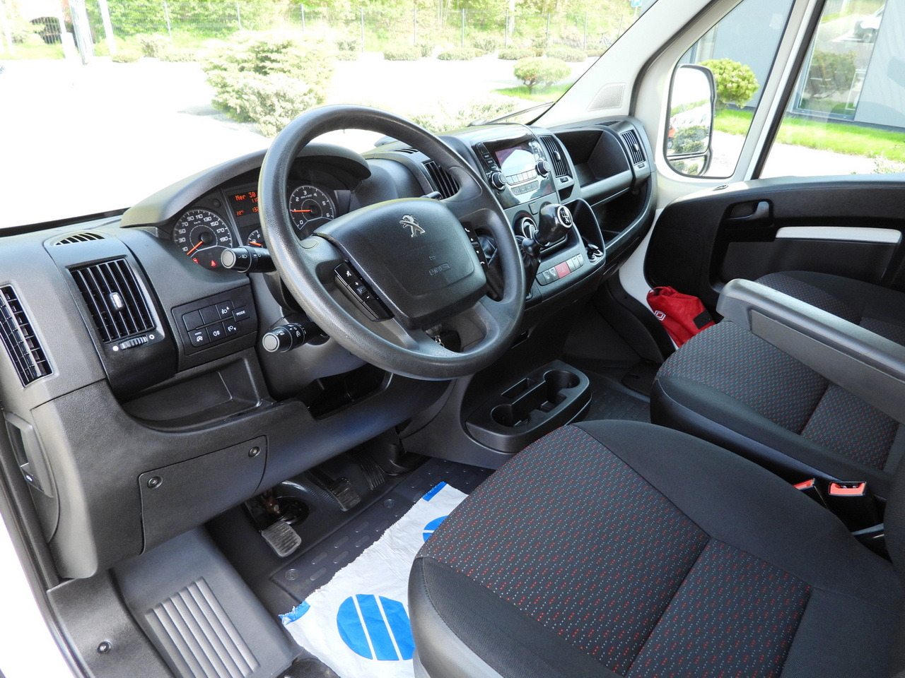 PEUGEOT BOXER TIPPER DOUBLE CABIN DOKA 7 SEATS CRUISE CONTROL AIR CONDITIONING 140HP - Furgoneta basculante: foto 2 PEUGEOT BOXER TIPPER DOUBLE CABIN DOKA 7 SEATS CRUISE CONTROL AIR CONDITIONING 140HP - Furgoneta basculante: foto 2