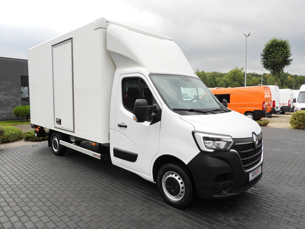 RENAULT MASTER BOX LIFT 8 PALLETS CRUISE CONTROL LED LIGHTS AIR CONDITIONING 145HP - Furgoneta caja cerrada: foto 4 RENAULT MASTER BOX LIFT 8 PALLETS CRUISE CONTROL LED LIGHTS AIR CONDITIONING 145HP - Furgoneta caja cerrada: foto 4