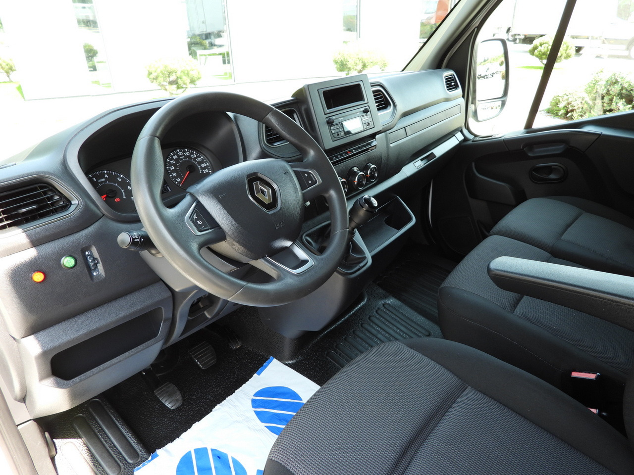 RENAULT MASTER BOX LIFT 8 PALLETS CRUISE CONTROL LED LIGHTS AIR CONDITIONING 165HP - Furgoneta caja cerrada: foto 2 RENAULT MASTER BOX LIFT 8 PALLETS CRUISE CONTROL LED LIGHTS AIR CONDITIONING 165HP - Furgoneta caja cerrada: foto 2