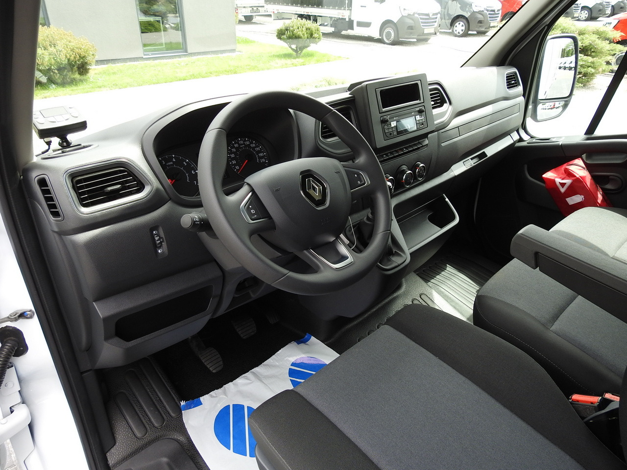 RENAULT MASTER NEW REGRIGERATOR BOX -10*C 8 PALLETS CRUISE CONTROL AIR CONDITIONING LED LIGHTS GUARANTEE 165HP - Furgoneta frigorifica: foto 2 RENAULT MASTER NEW REGRIGERATOR BOX -10*C 8 PALLETS CRUISE CONTROL AIR CONDITIONING LED LIGHTS GUARANTEE 165HP - Furgoneta frigorifica: foto 2